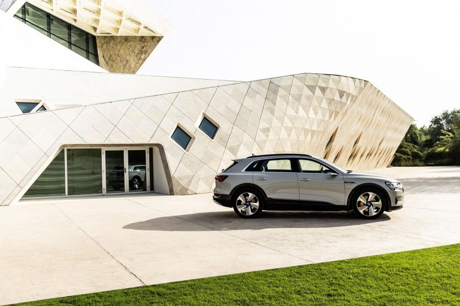  Audi e-tron 55 Quattro 2019 года  (WW) (фото 321 из 452)